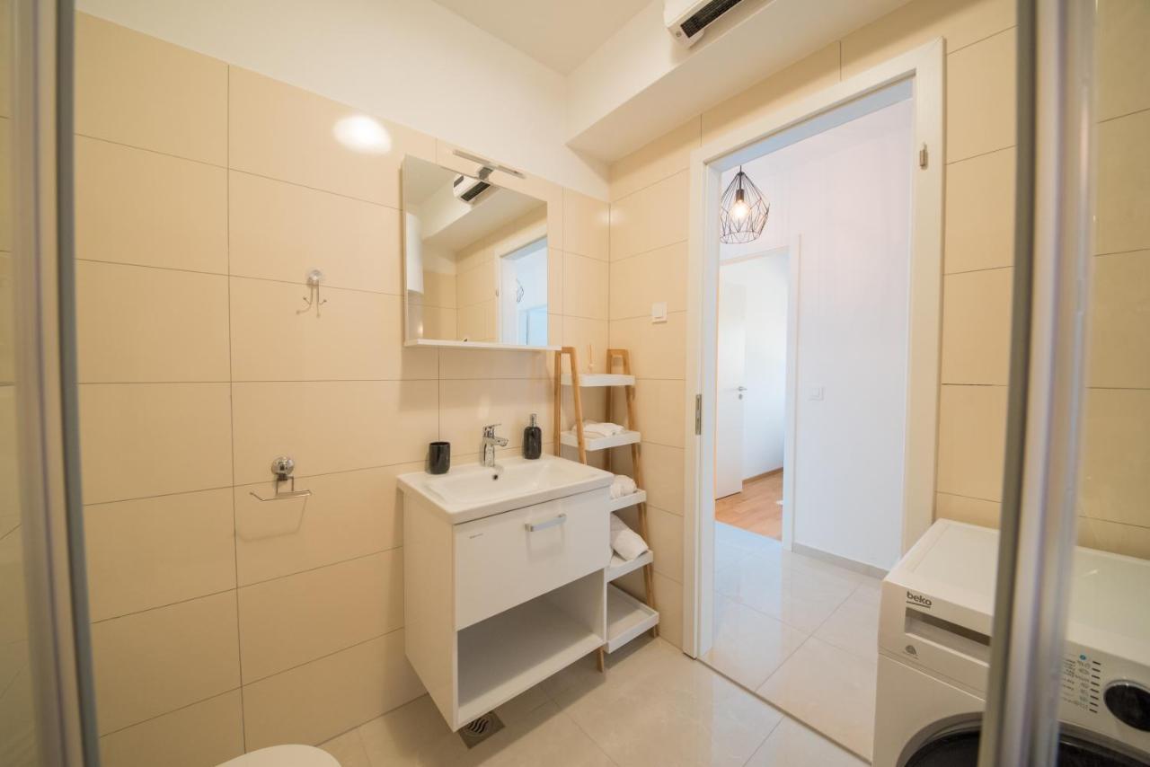 Romanca Zara Esterno foto